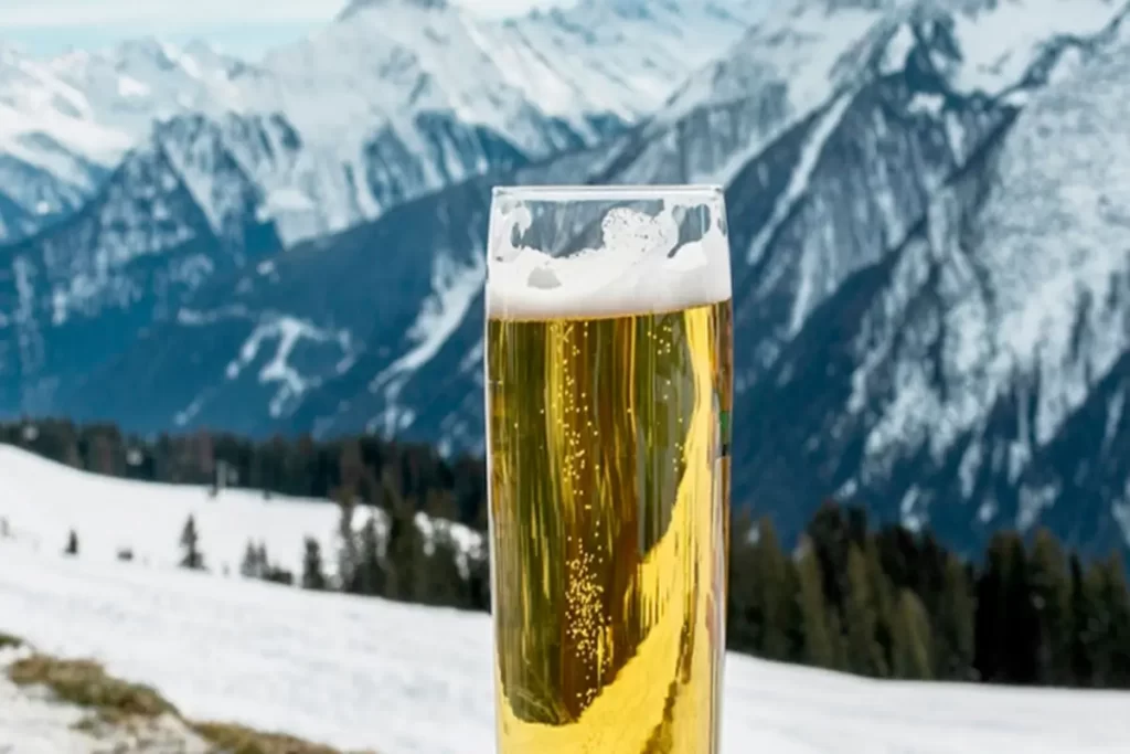 Um copo cheio de cerveja, de um estilo de cerveja para ser consumida em regiões frias.
Estilos de cervejas