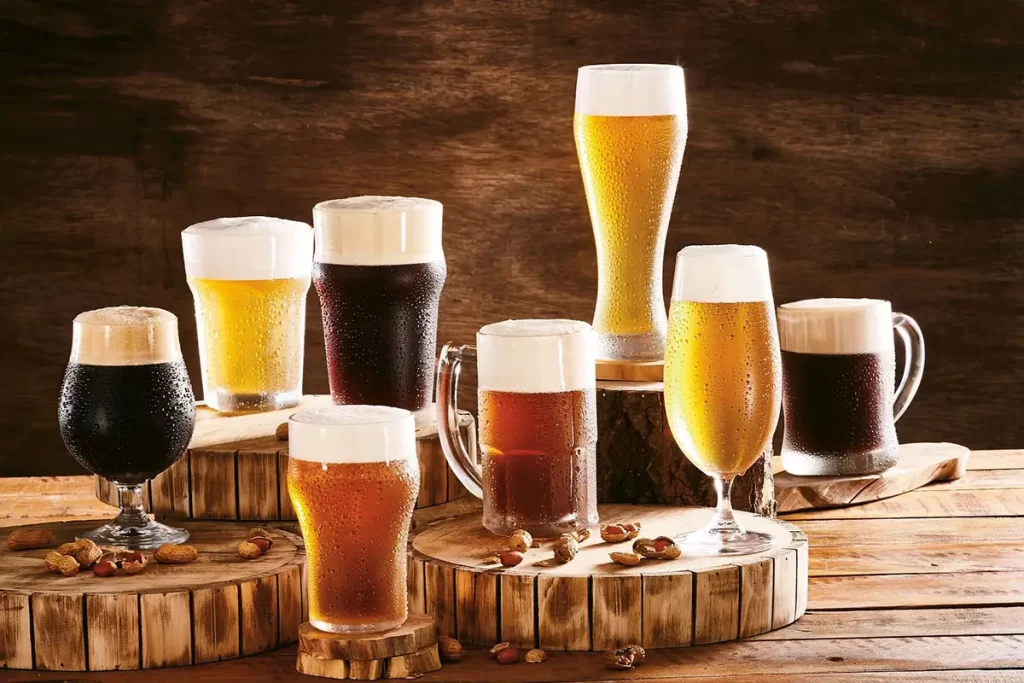Vários estilos de copos, cheios com diferentes estilos de cerveja artesanal